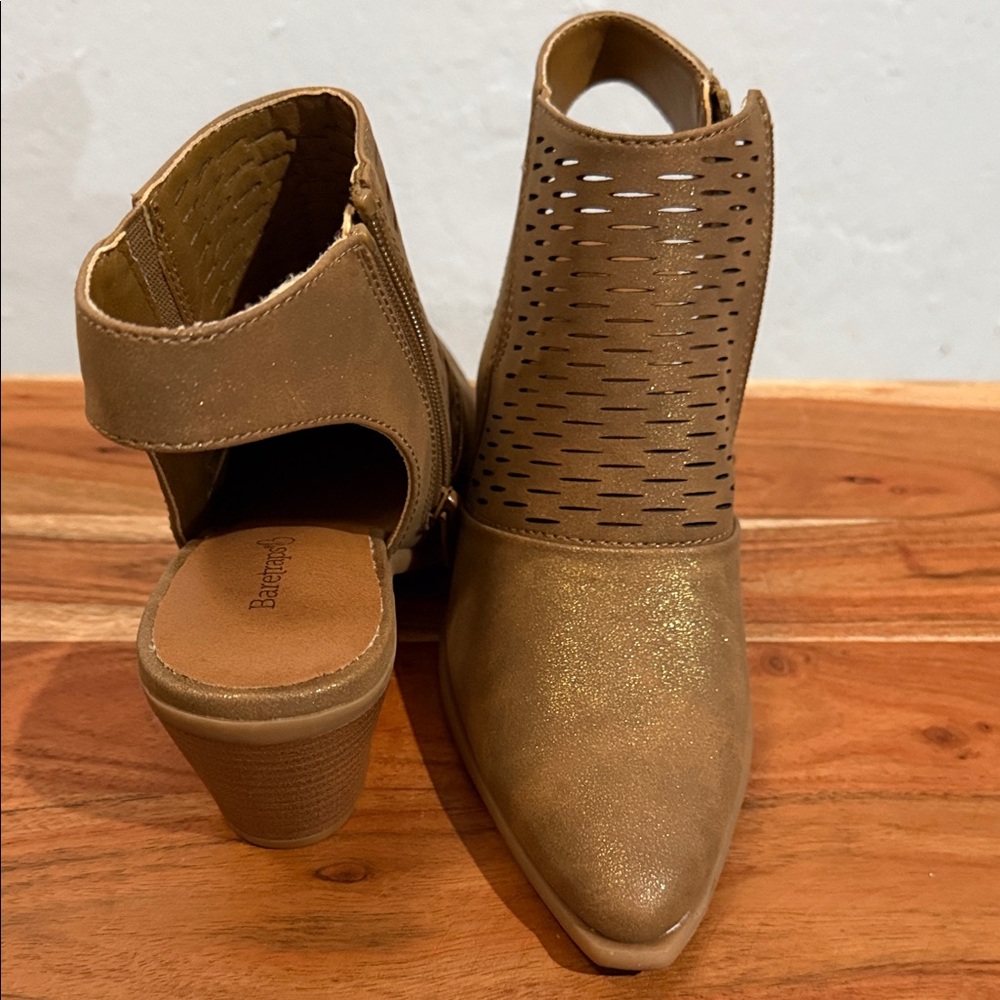 NWT WOMEN’S YANGLEY BLOCK HEEL BOOTIES.